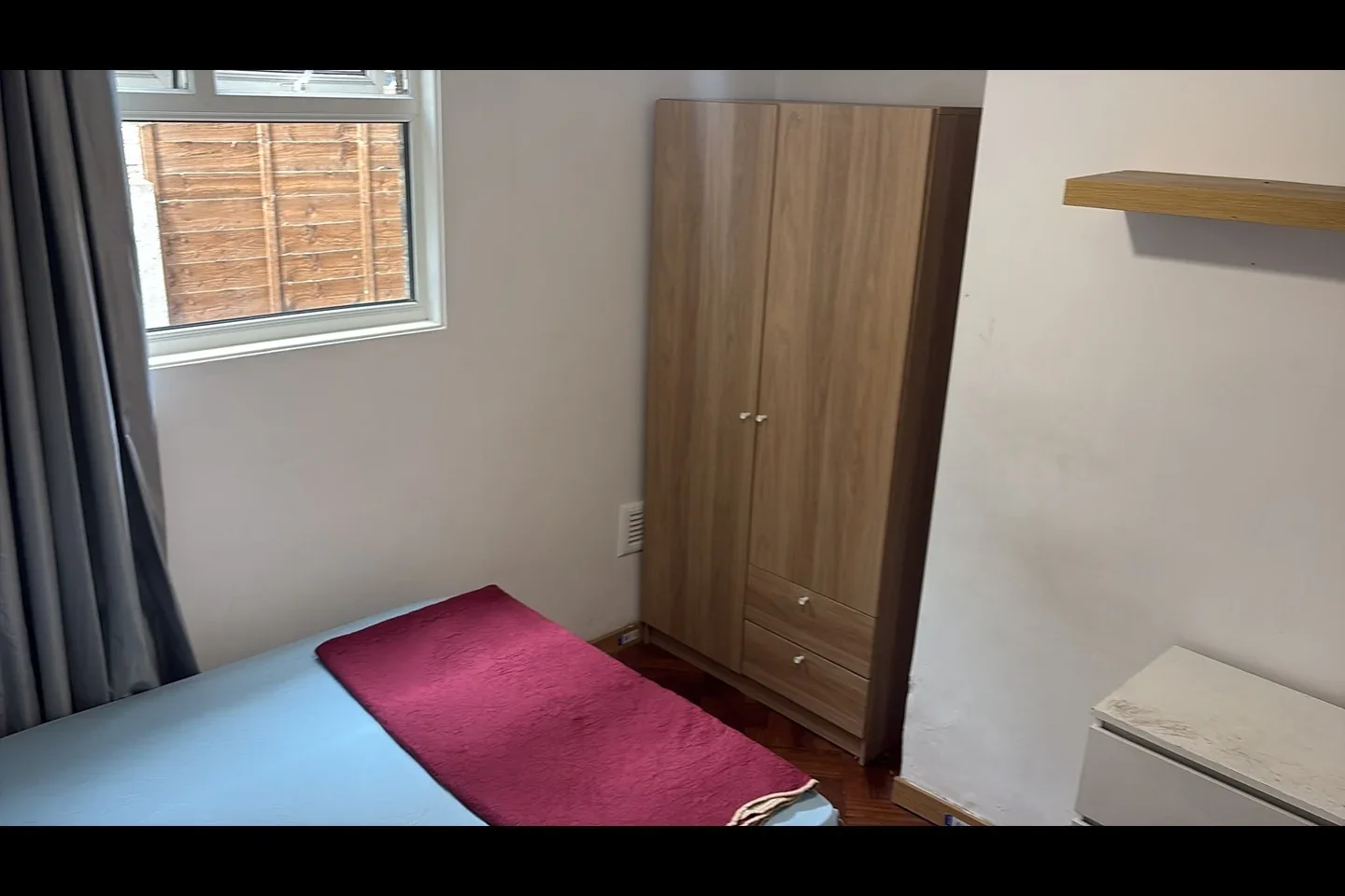Room Bensham Manor Road in Greater London