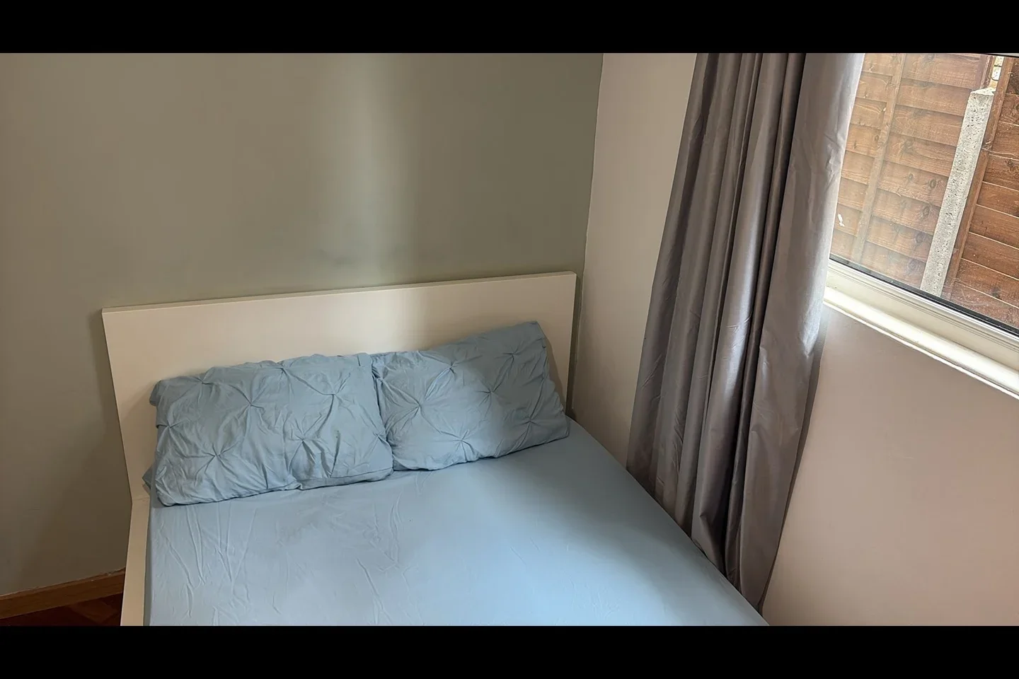 Room Bensham Manor Road in Greater London