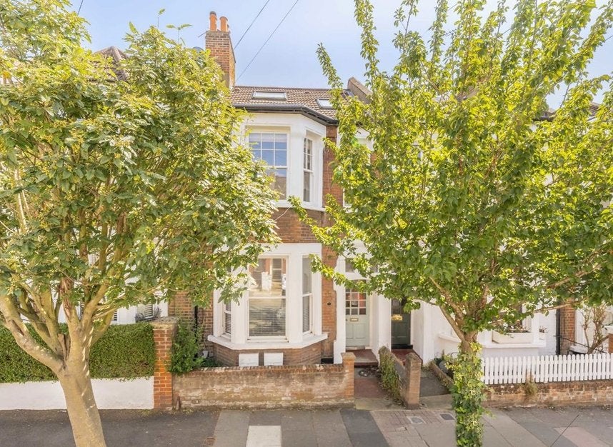 Flat Garfield Road in Greater London