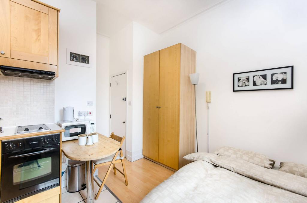 Flat Belgrave Road in City of Westminster