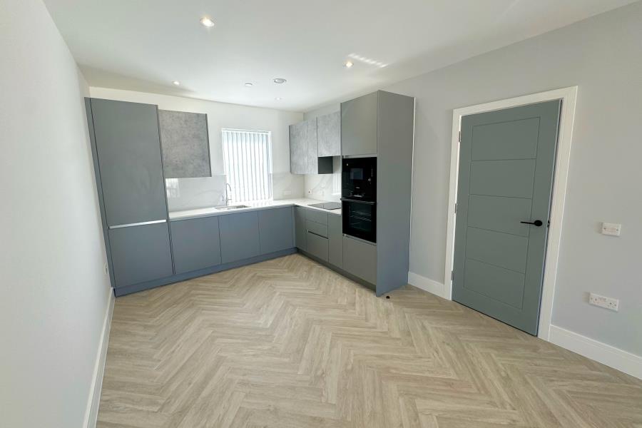 Flat New Zealand Avenue in Elmbridge
