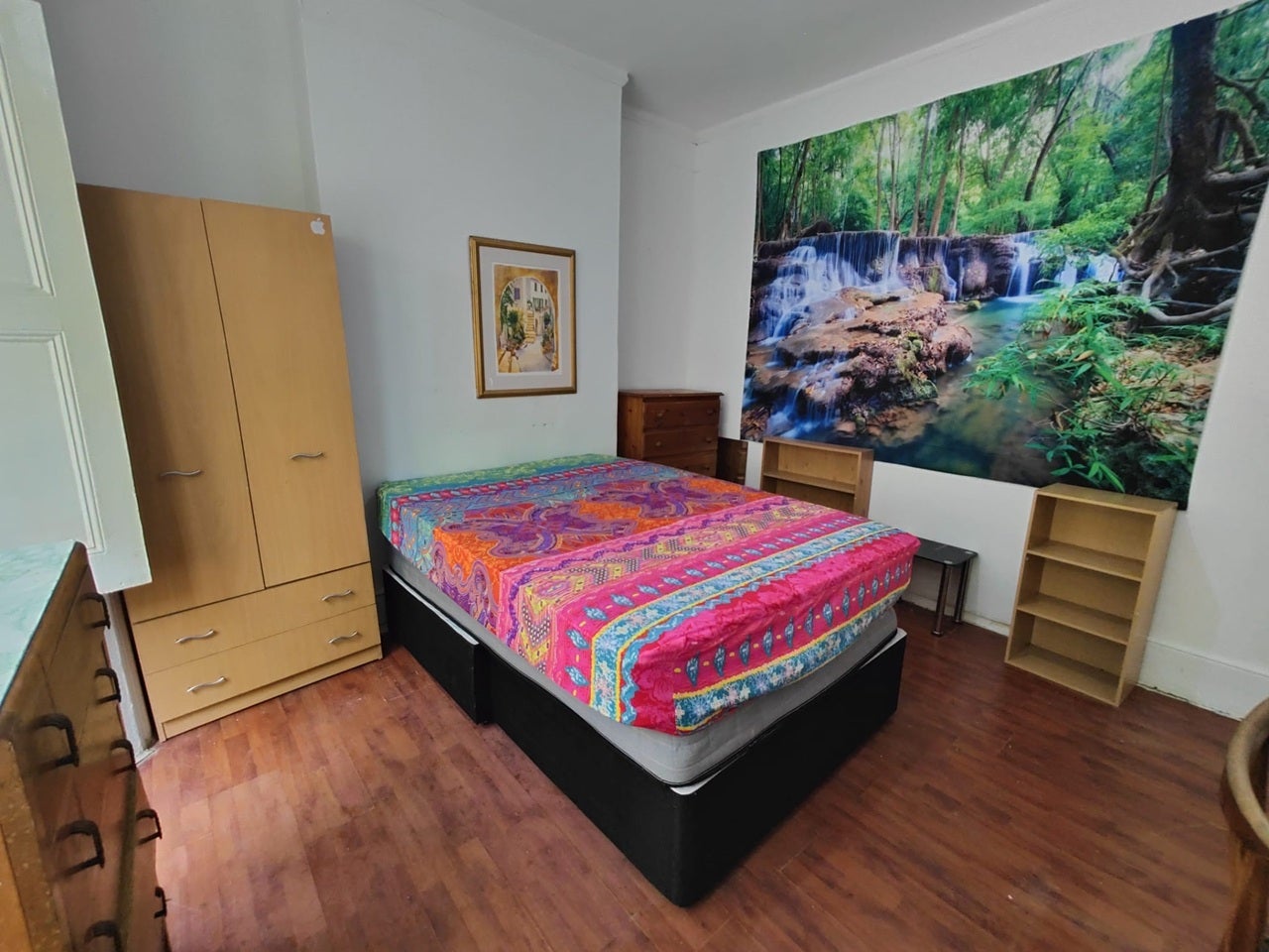 Room Bow Common Lane in Greater London