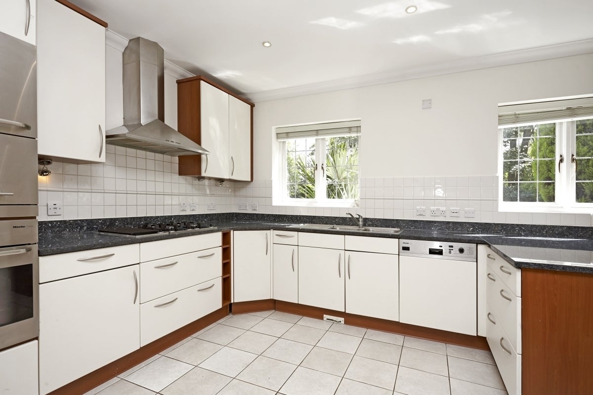 House Caerleon Close in Elmbridge