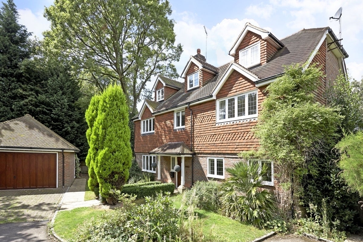 House Caerleon Close in Elmbridge