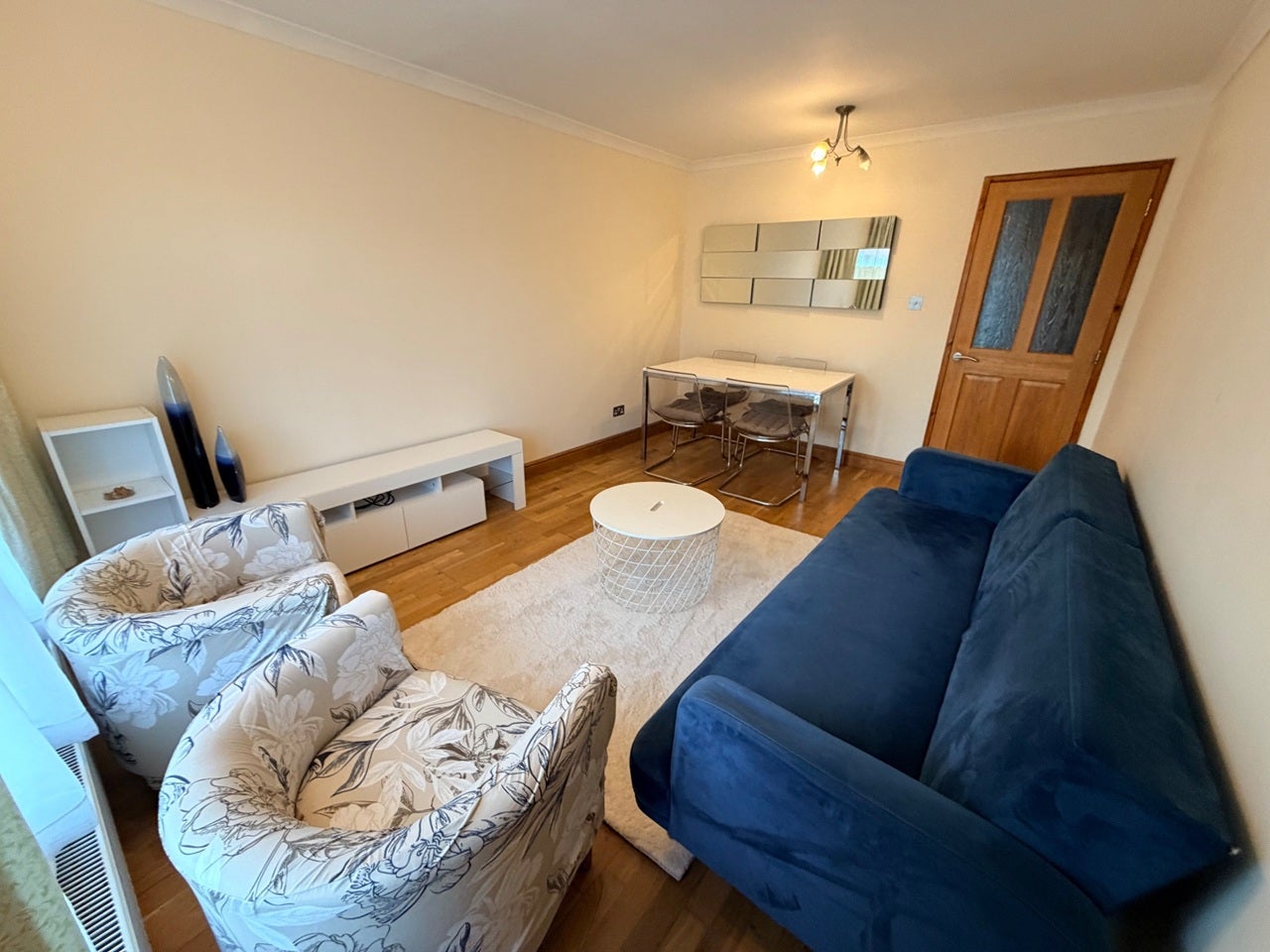Flat Farnham Gardens in Greater London