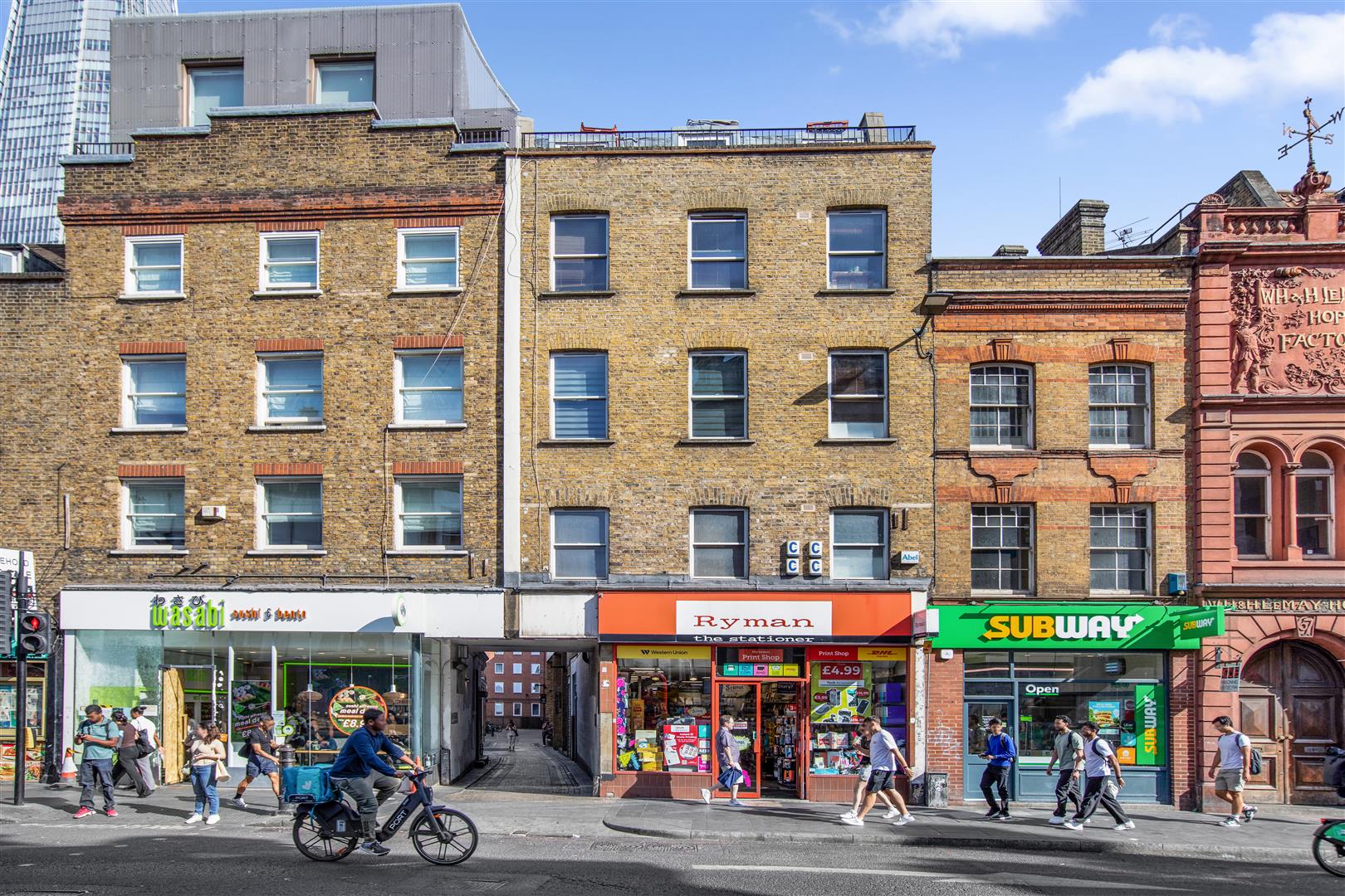 Flat Borough High Street in Greater London