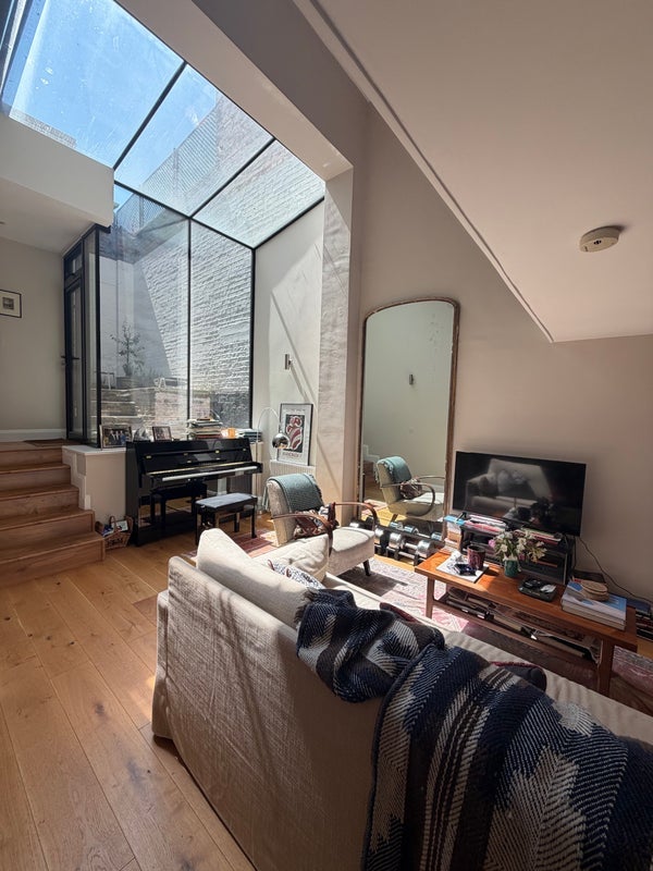 Room Earl's Court Road in Greater London