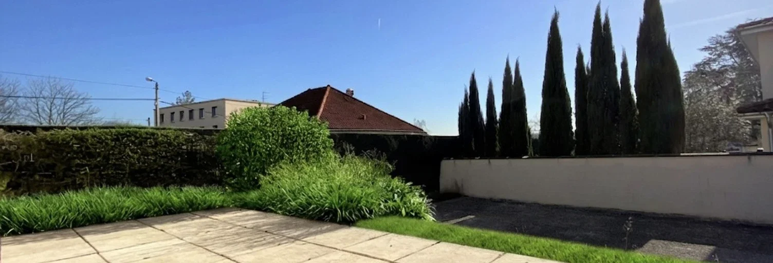 House Rue de la Piscine in Saint-Genis-Laval
