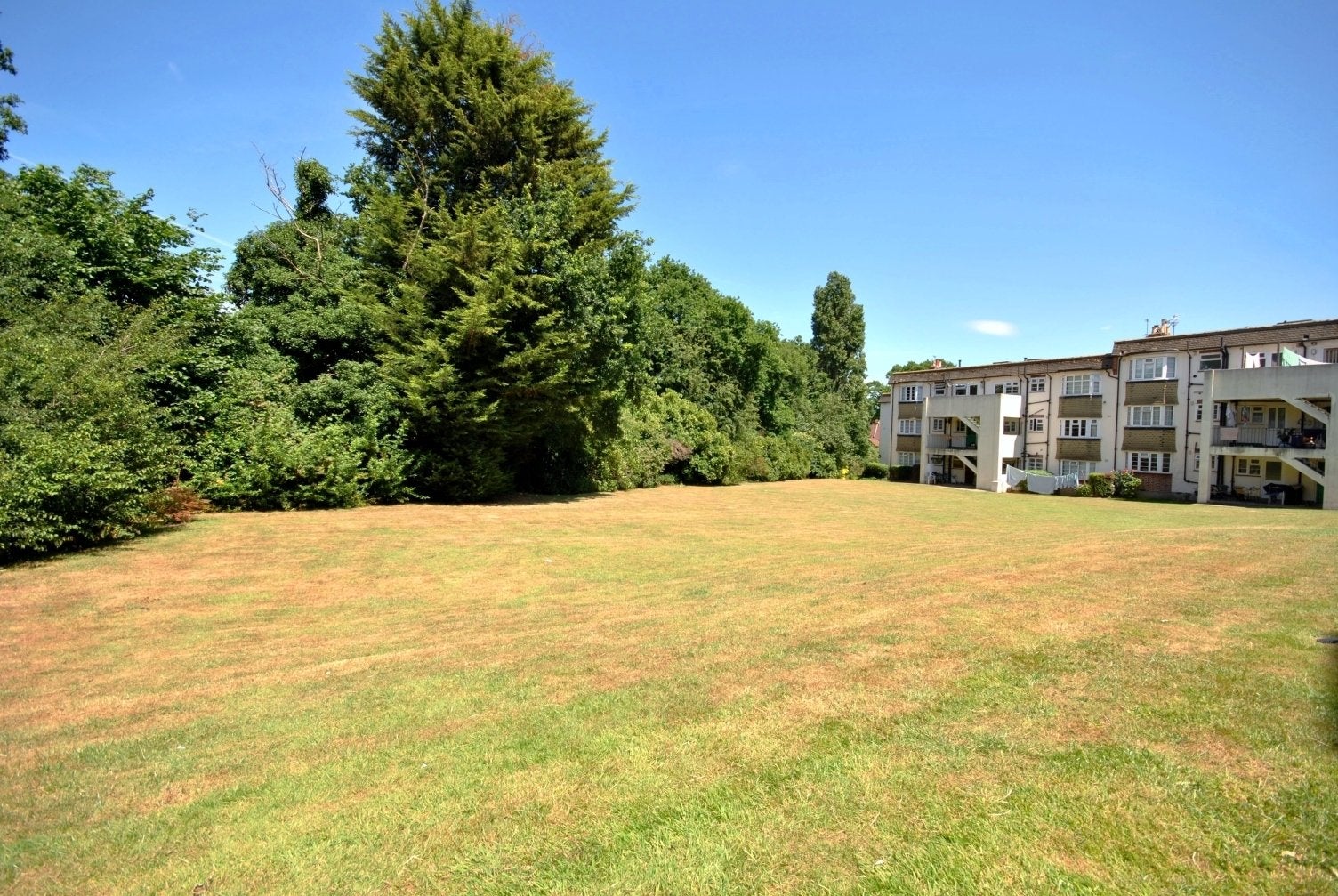Flat Amblecote Road in Greater London