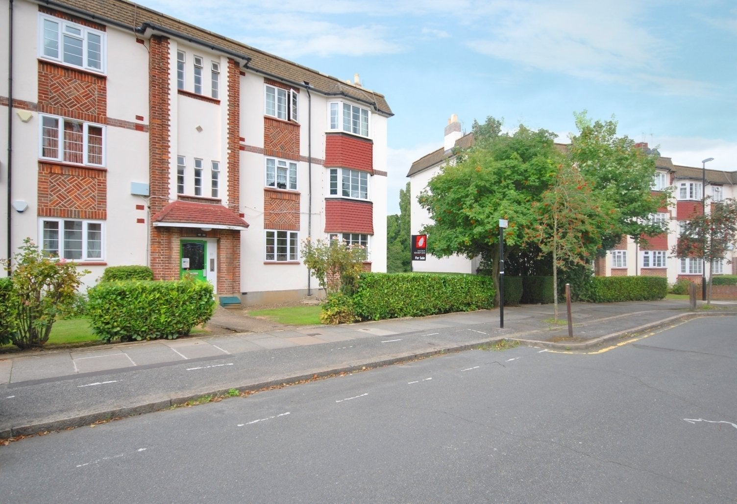 Flat Amblecote Road in Greater London