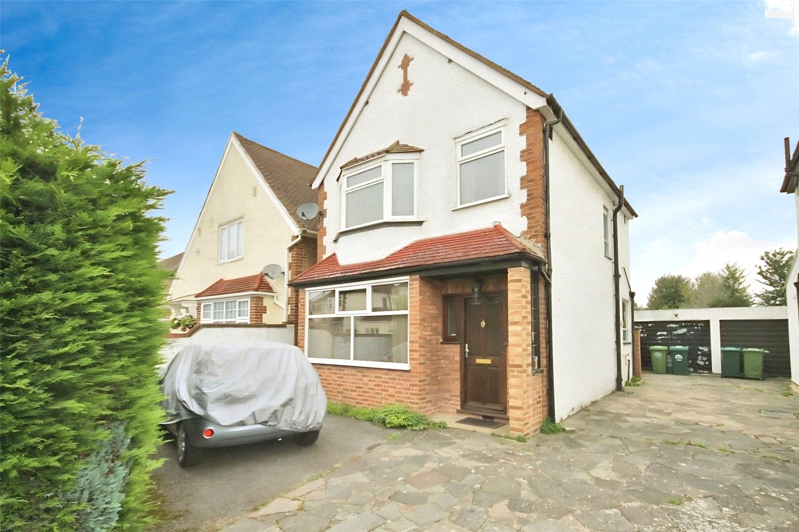 House Shortwood Avenue in Borough of Spelthorne