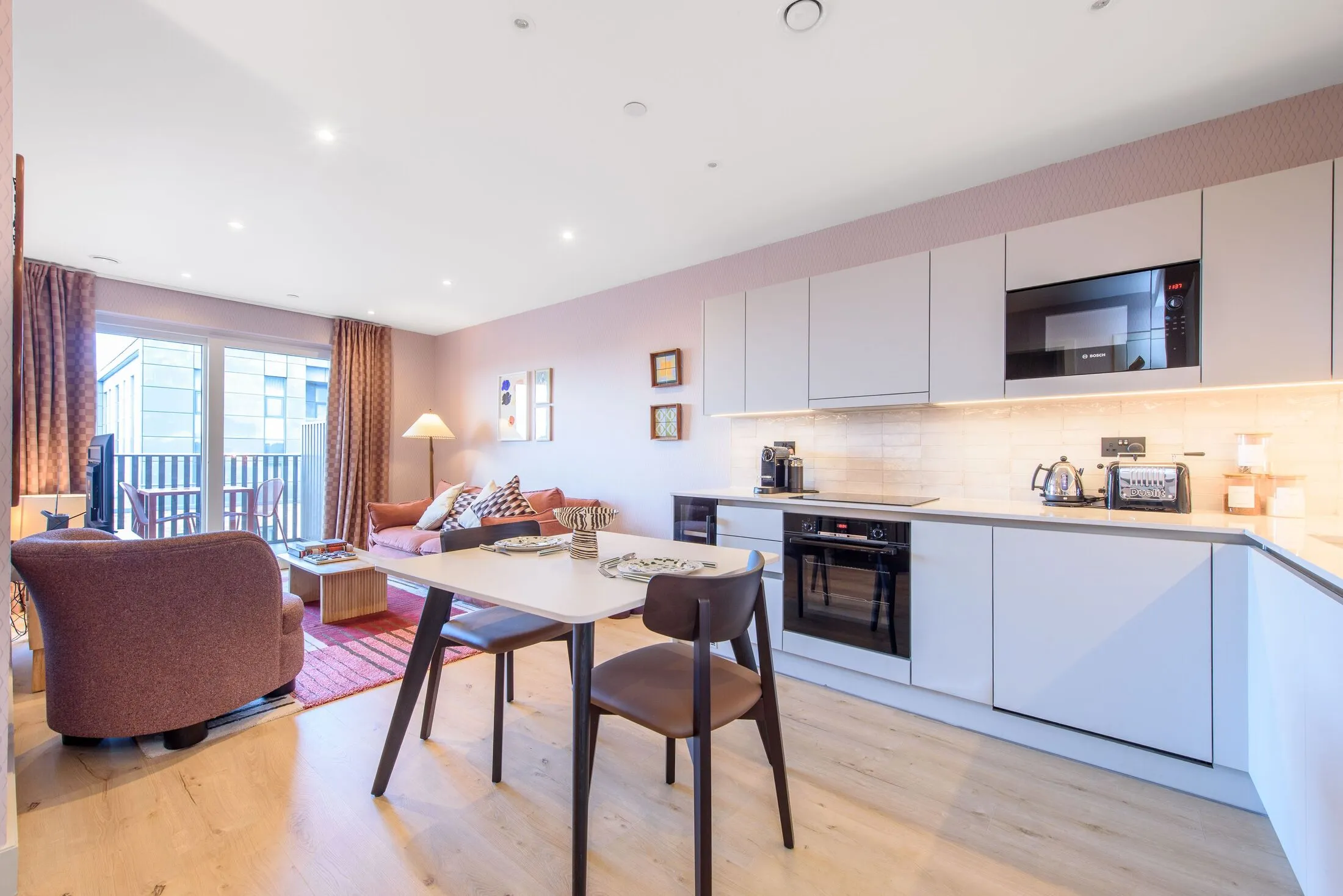 Flat Caversham Road in Greater London