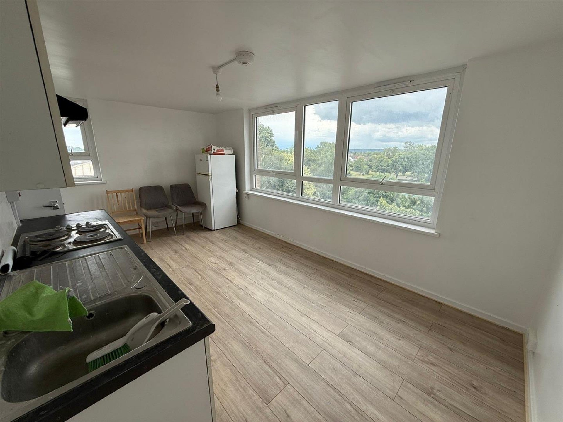 Flat Eastfield Road in Greater London