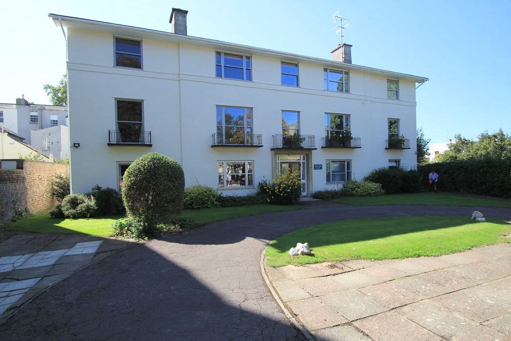 Flat Wellington Square in Cheltenham