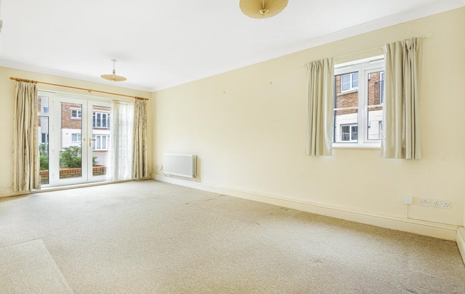 Flat Long Ford Close in Oxford