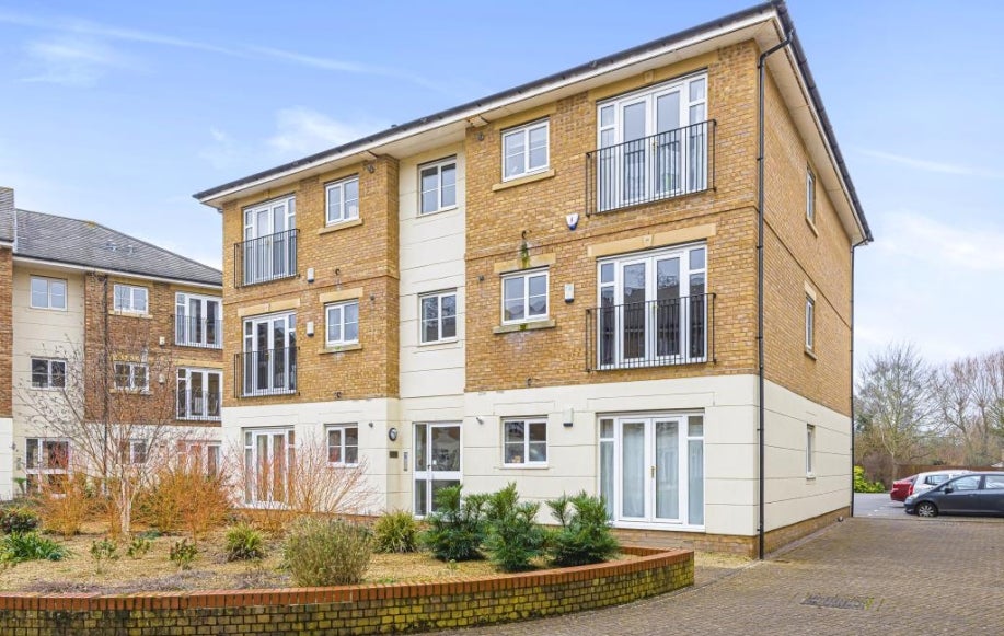 Flat Long Ford Close in Oxford