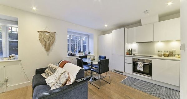 Flat Burdett Road in London