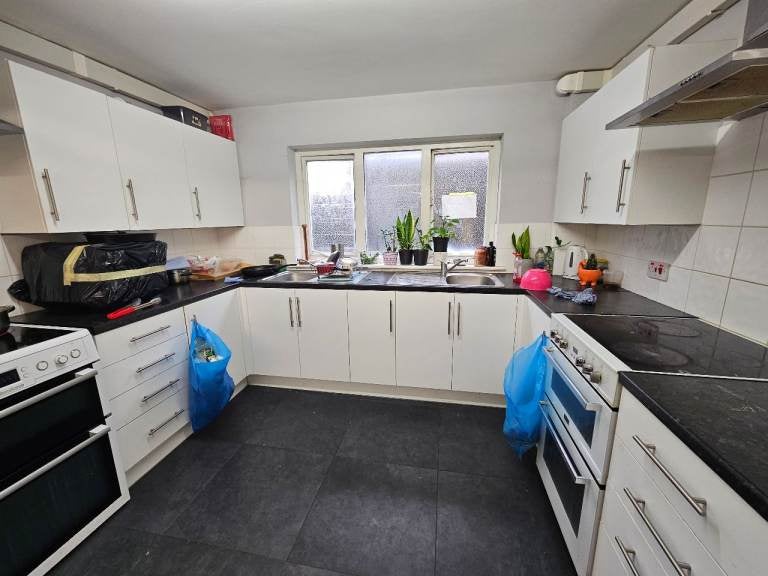 Flat Harlesden Road in Greater London