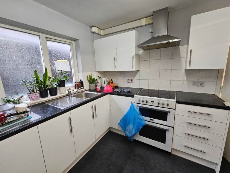 Flat Harlesden Road in Greater London