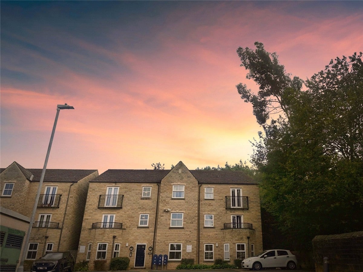 Flat Woodhead Road in Kirklees