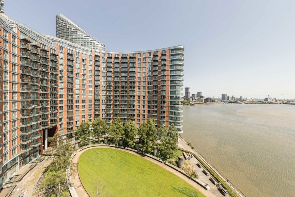 Flat Fairmont Avenue in Greater London