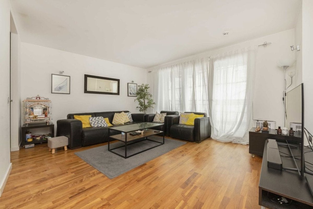 Flat Fairmont Avenue in Greater London