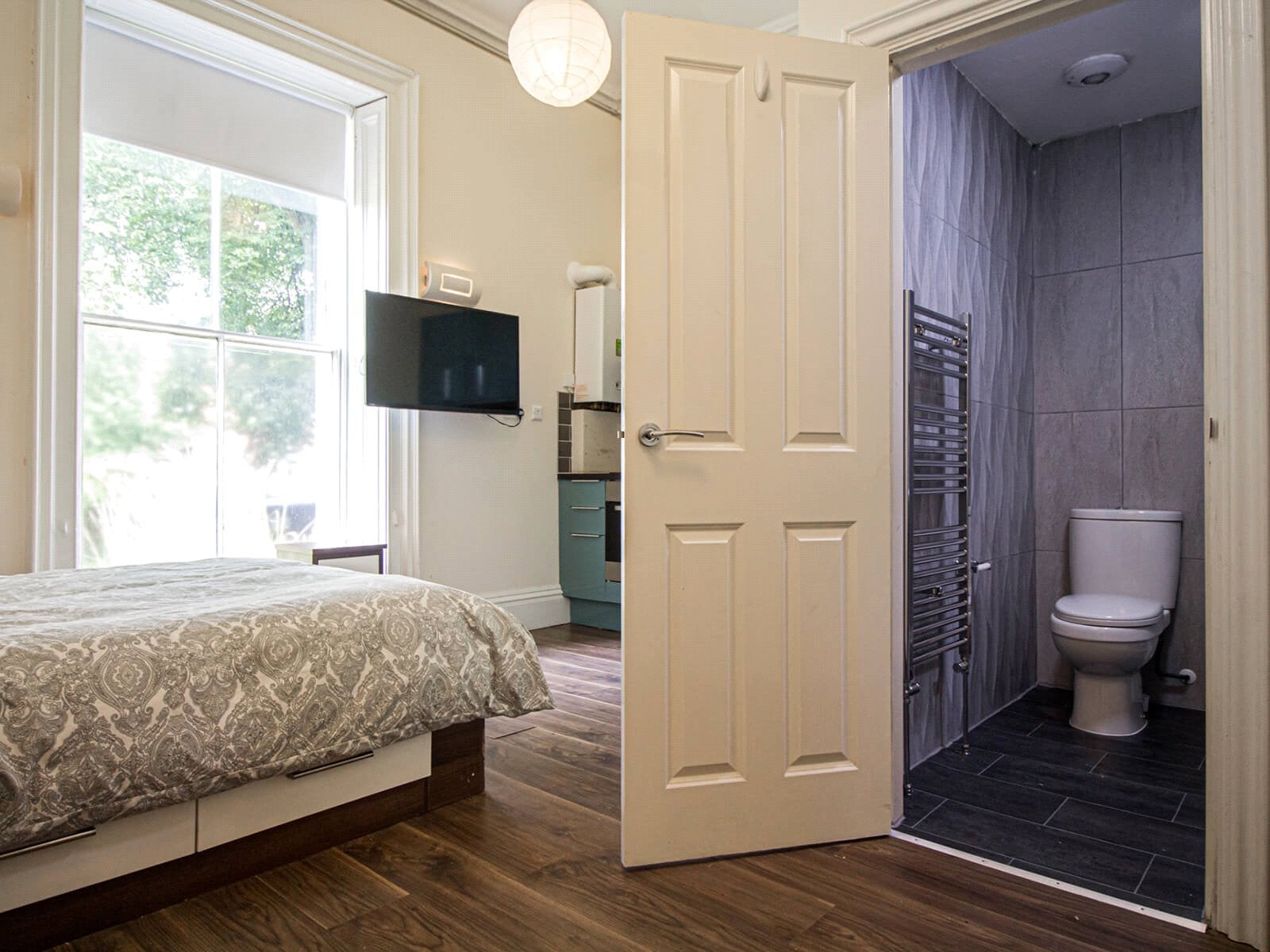 Room Clarendon Road in Leeds