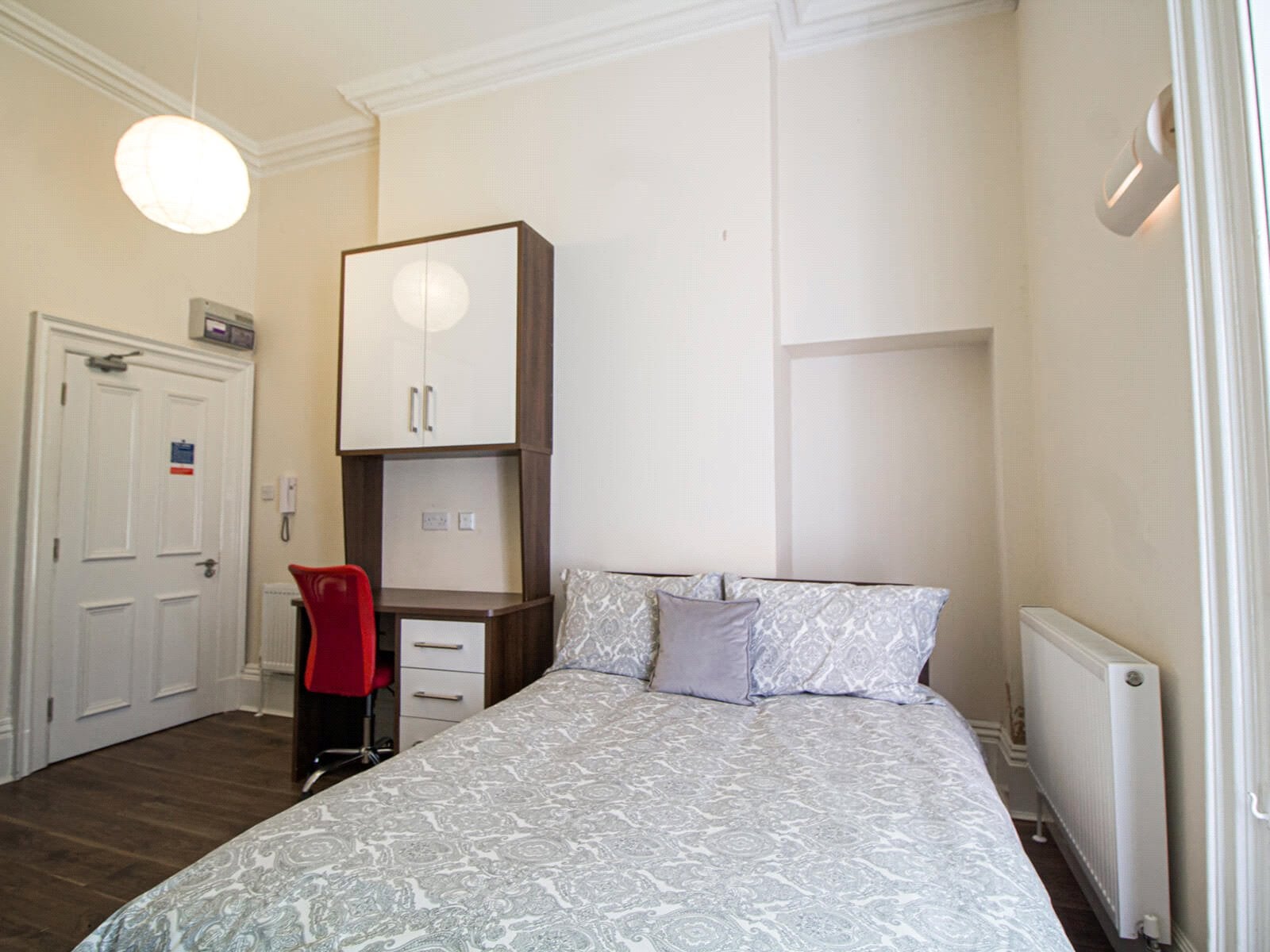 Room Clarendon Road in Leeds