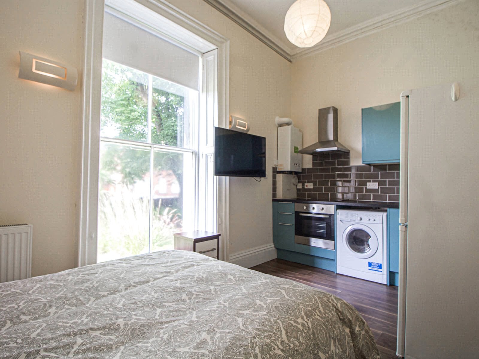 Room Clarendon Road in Leeds