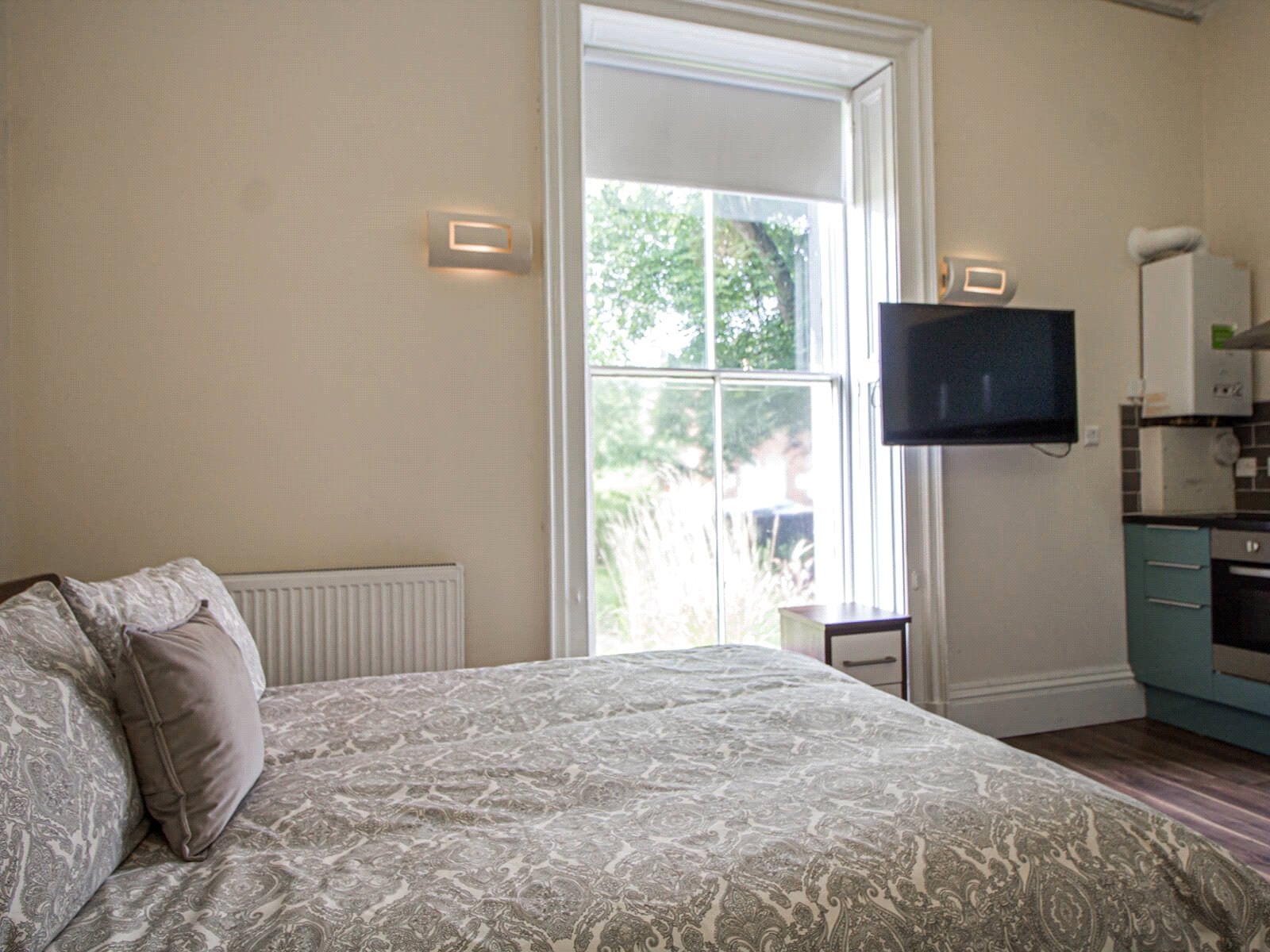 Room Clarendon Road in Leeds