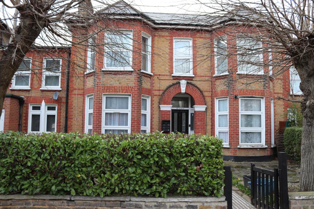 Flat Eastwood Road in London