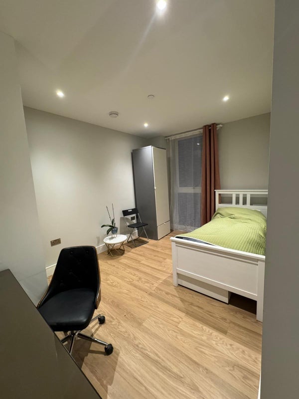 Room Summerstown in Greater London