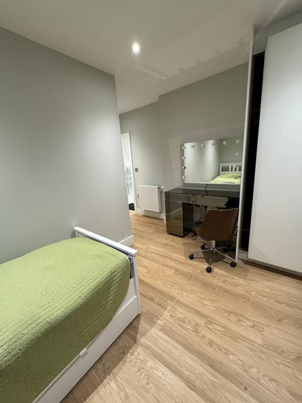 Room Summerstown in Greater London