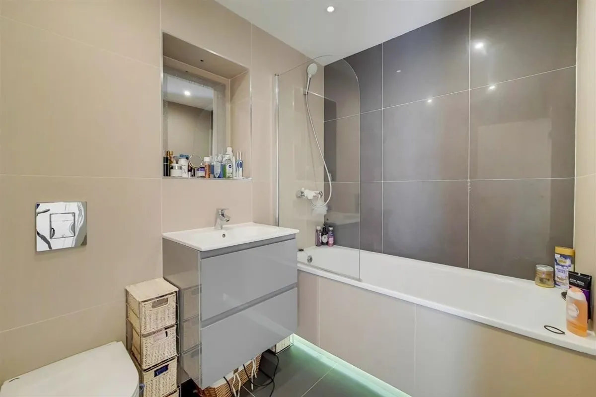 Flat Clarence Street in Greater London