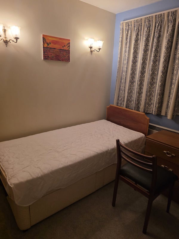 Room Whytecliffe Road South in Greater London