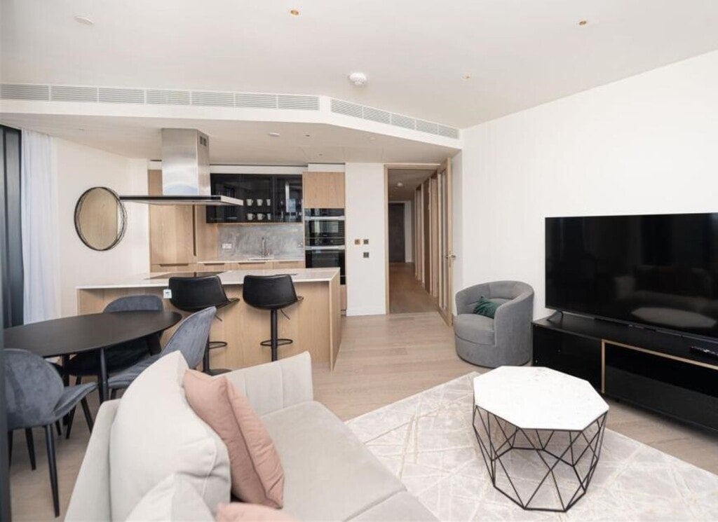 Flat Nine Elms Lane in Greater London
