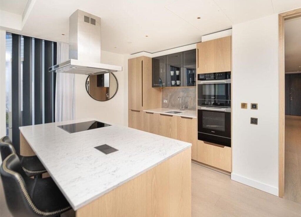 Flat Nine Elms Lane in Greater London
