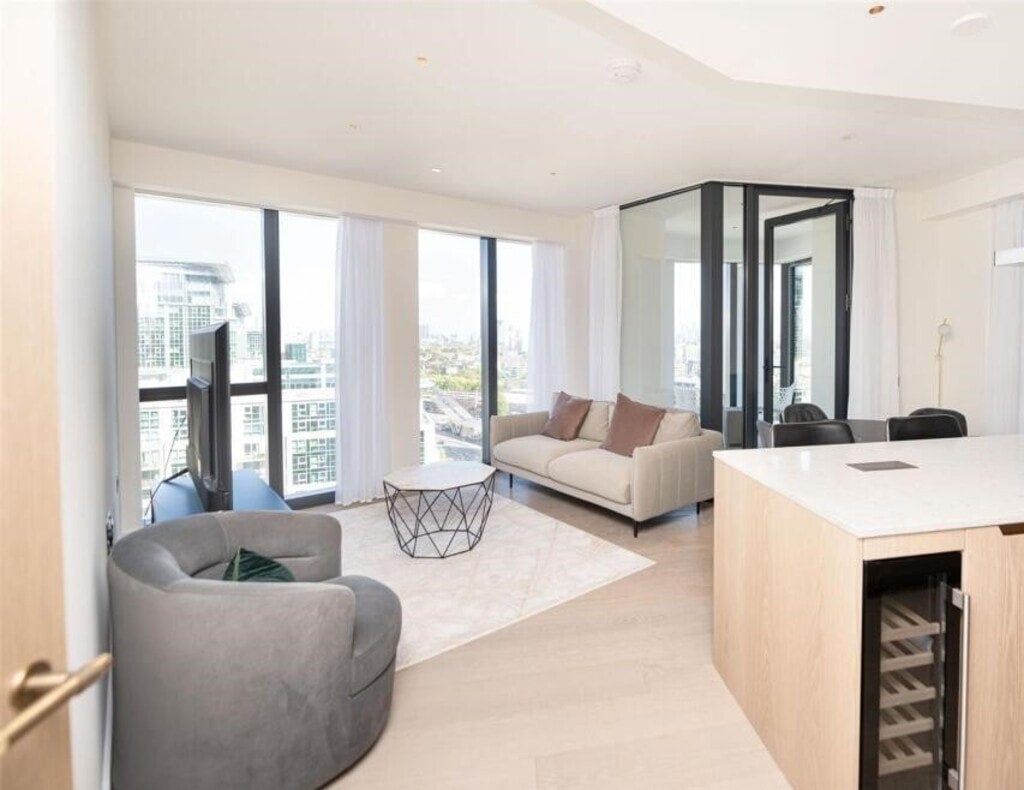 Flat Nine Elms Lane in Greater London