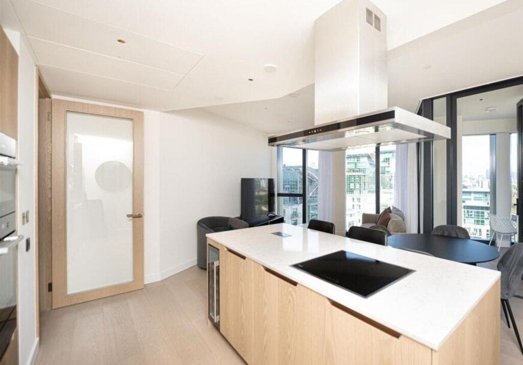 Flat Nine Elms Lane in Greater London