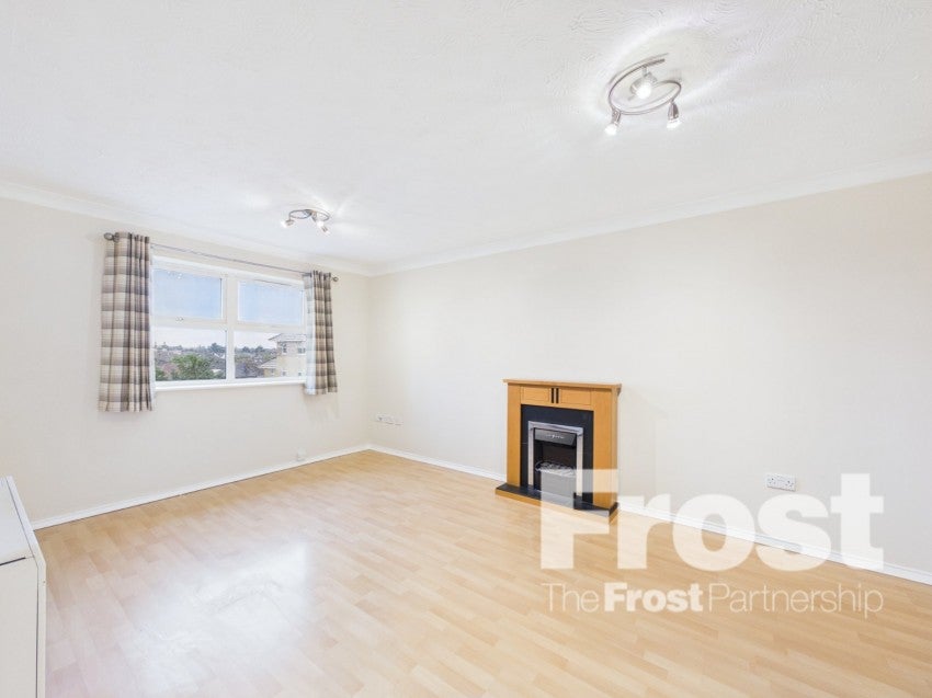 Flat Pickfords Gardens in Slough