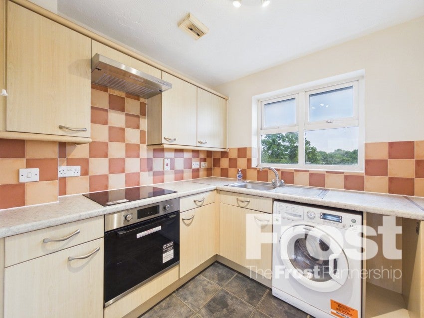 Flat Pickfords Gardens in Slough