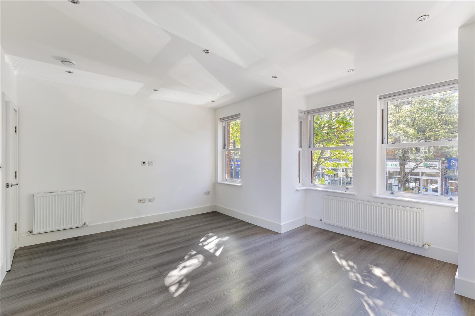 Flat Pitshanger Lane in Greater London