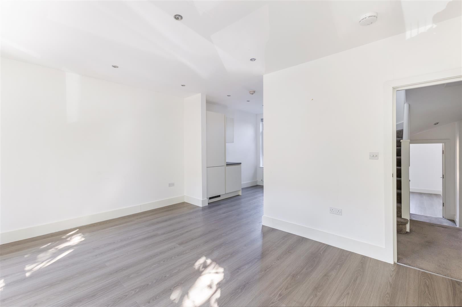 Flat Pitshanger Lane in Greater London