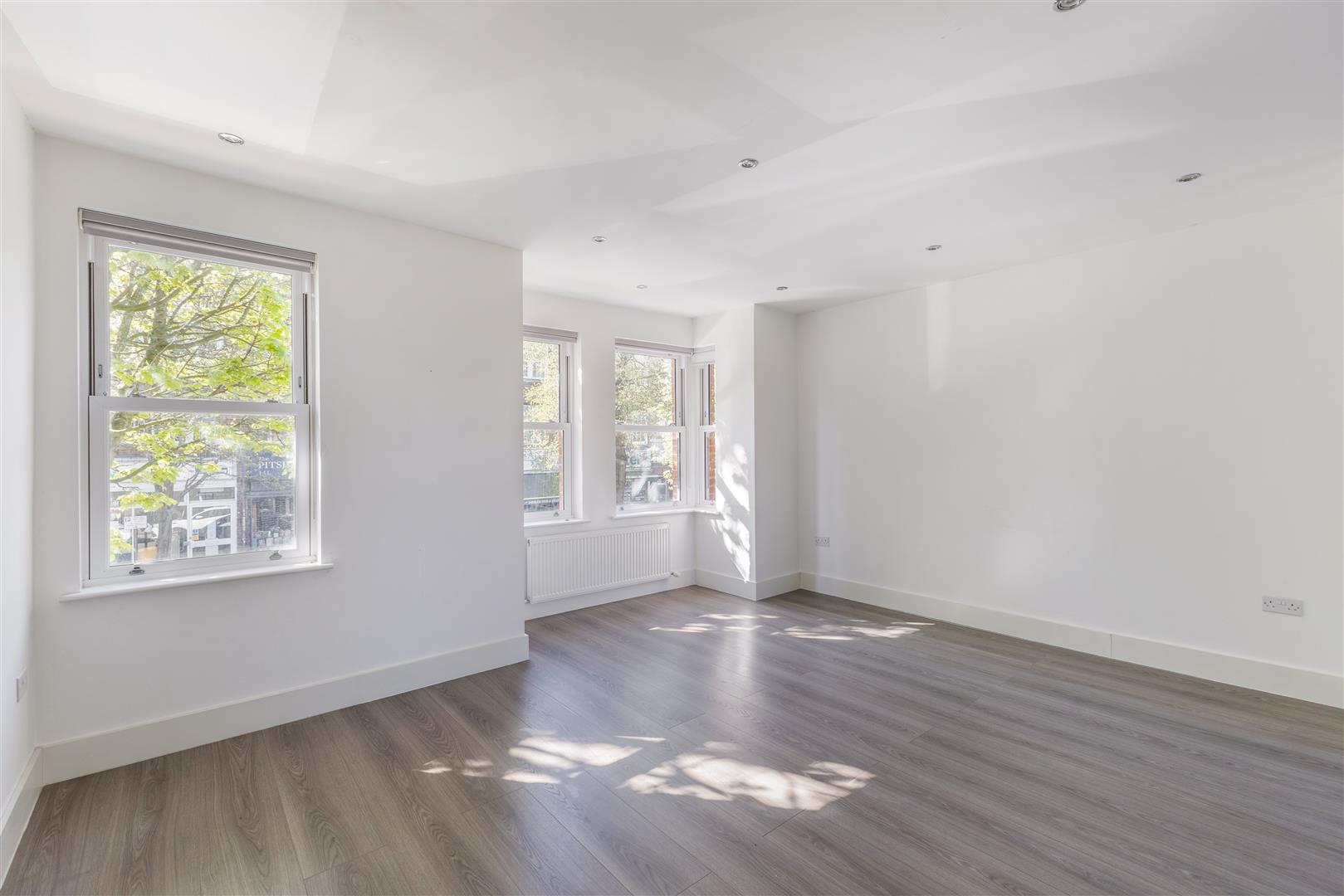 Flat Pitshanger Lane in Greater London