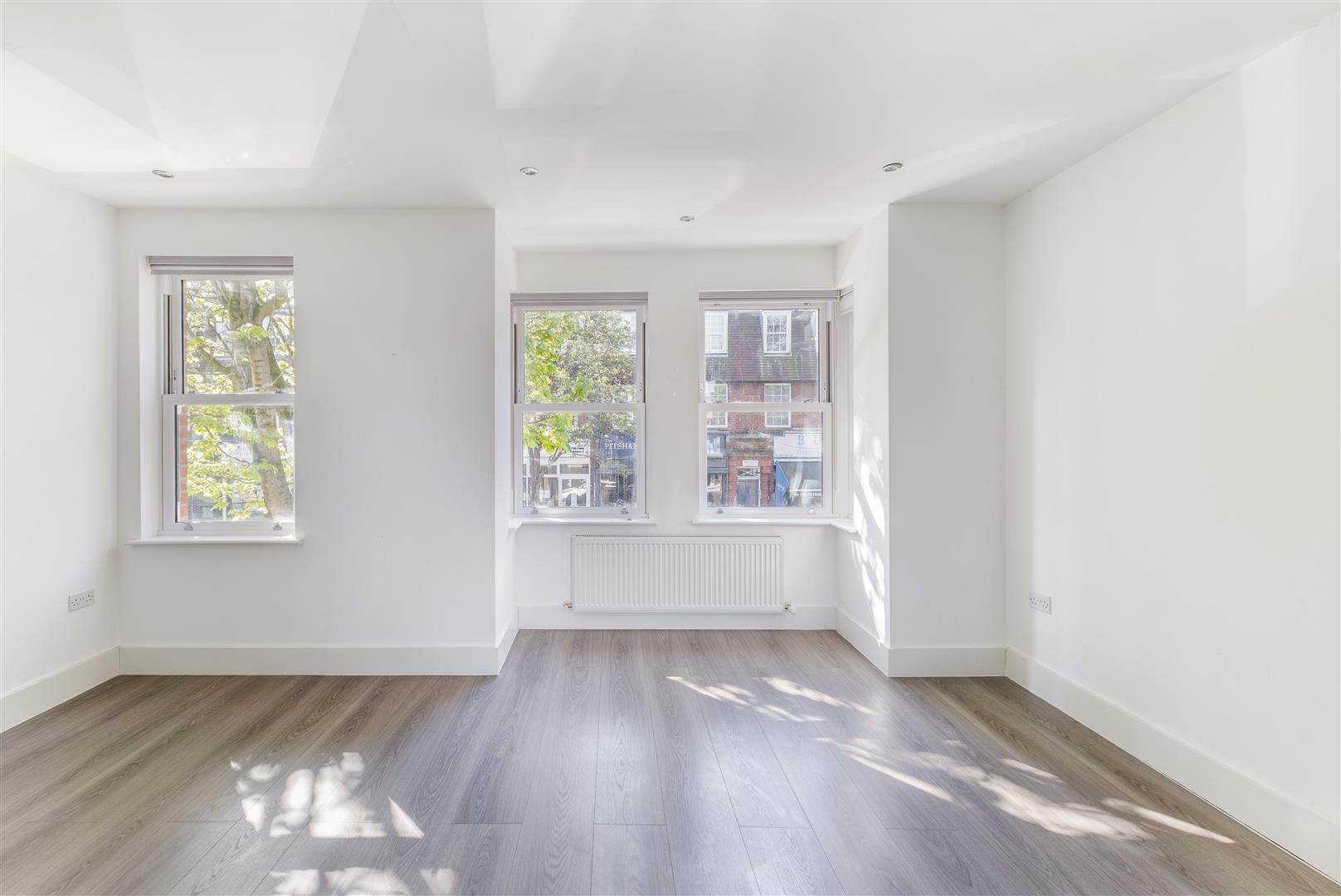 Flat Pitshanger Lane in Greater London
