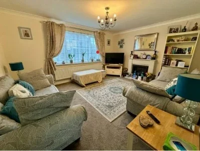 House Fosberry Close in Wootton