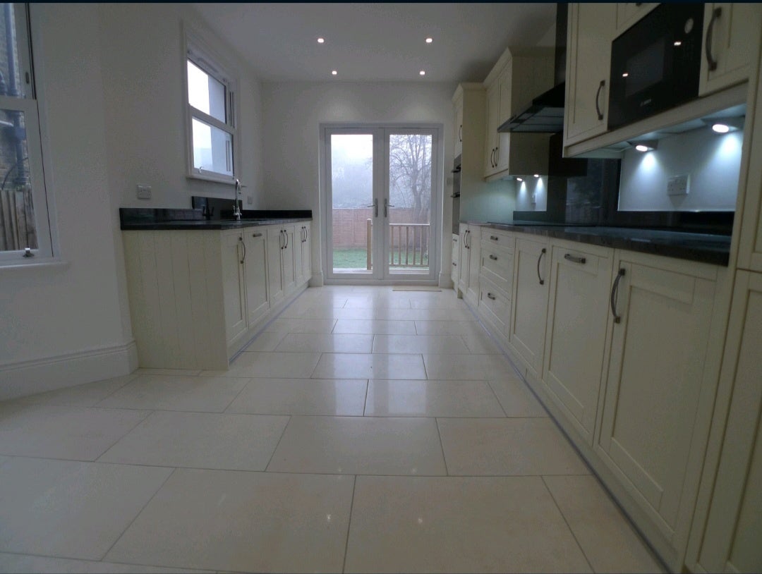 Room Scawen Road in Greater London