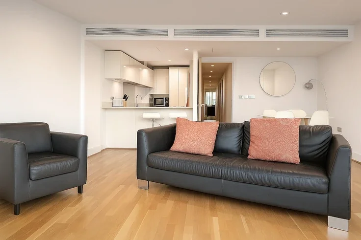 Flat Nine Elms Lane in Greater London