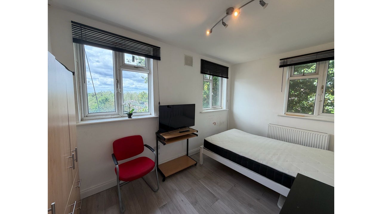 Room Alexandra Avenue in Greater London
