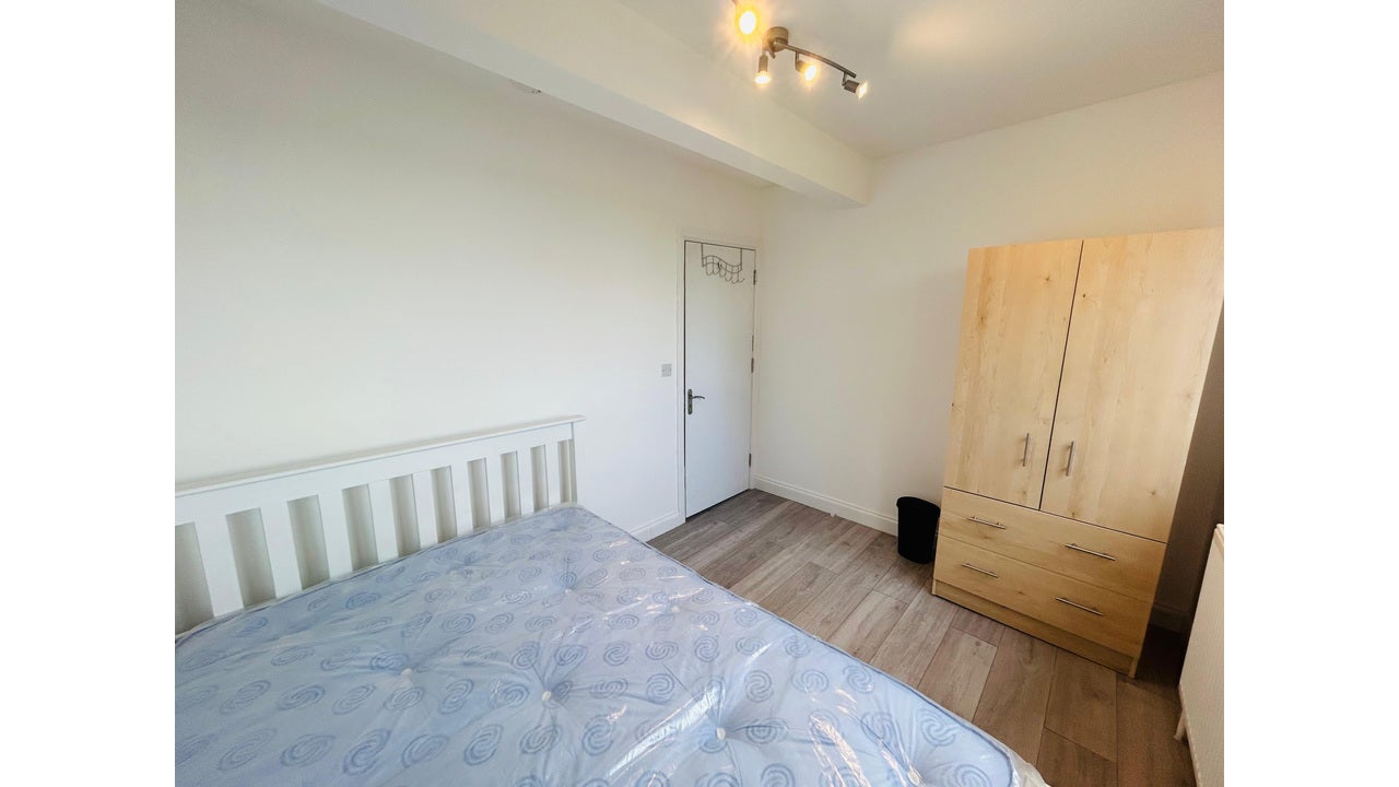 Room Alexandra Avenue in Greater London